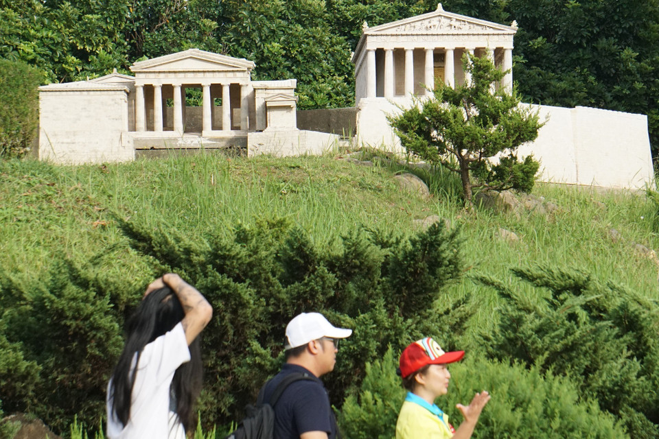 Có thể tưởng tượng, Vương quốc tí hon này là một khu phức hợp những kỳ quan kiến trúc nổi tiếng nhất thế giới. Window on China Theme Park hoàn toàn thích hợp cho các kỳ nghỉ hè, các chuyến đi gia đình hoặc chụp ảnh nghệ thuật. (Ảnh: Trần Long/Vietnam+)