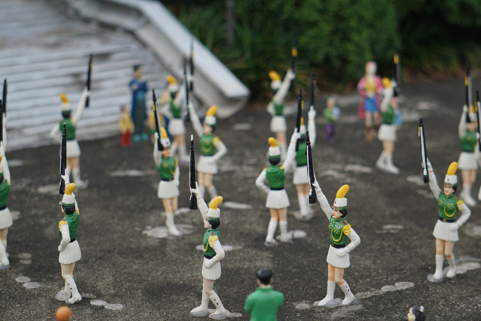 Nếu là một dân đam mê mô hình thu nhỏ thứ thiệt, hay từng đổ tiền vào thú chơi đẳng cấp 'roombox' (nhà mô hình thu nhỏ), bạn sẽ bị chinh phục hoàn toàn khi lạc vào khu rừng cổ tích này. (Ảnh: Trần Long/Vietnam+)