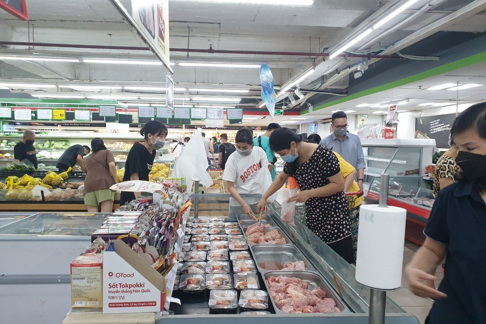 Người dân đi mua hàng tại siêu thị Vinmart Võ Thị Sáu, tối 23/7. (Ảnh: Phương Anh/TTXVN)