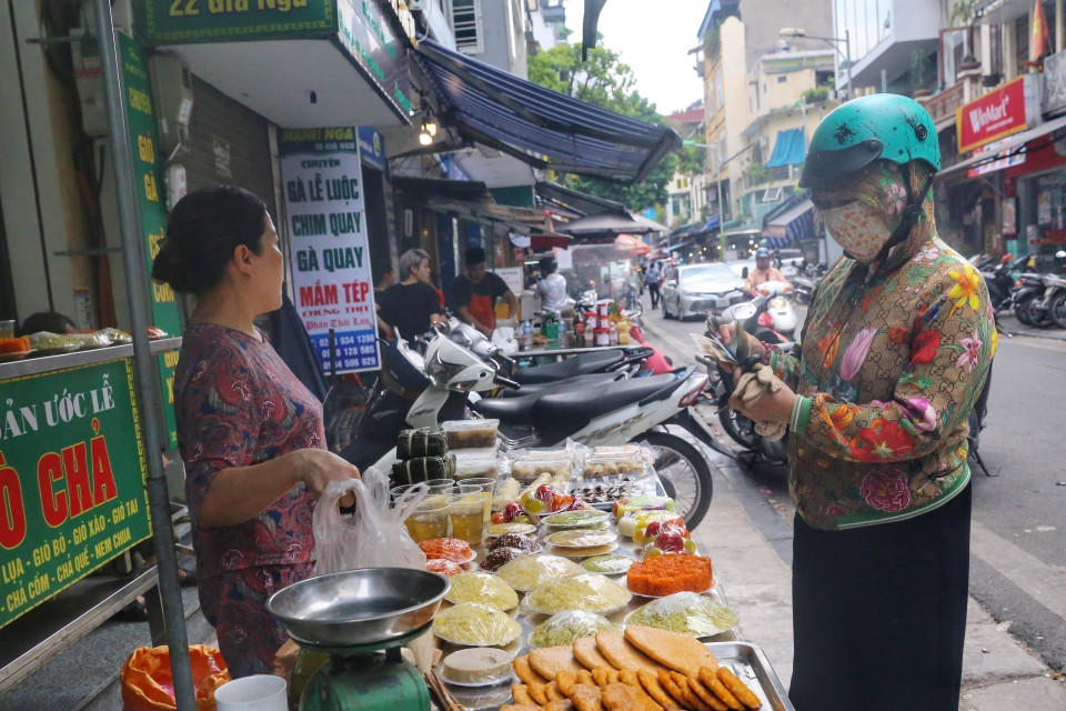 Người dân mua đồ cúng lễ Vu Lan. (Ảnh: Tuấn Đức/TTXVN)