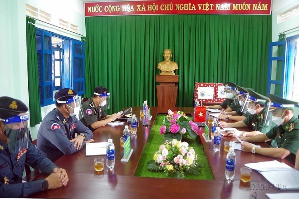Ngày 22/10/2021, tại Trạm Cửa khẩu Bu Prăng, Bộ Chỉ huy Bộ đội Biên phòng tỉnh Đắk Nông cùng đại diện Tiểu khu Quân sự tỉnh Mondulkiri và Lực lượng Hiến binh tỉnh Mondulkiri (Campuchia) gặp gỡ, trao đổi, đánh giá kết quả phối hợp quản lý, bảo vệ biên giới, cửa khẩu; đấu tranh phòng, chống các loại tội phạm trên biên giới và công tác phòng, chống dịch COVID-19. (Ảnh: TTXVN )