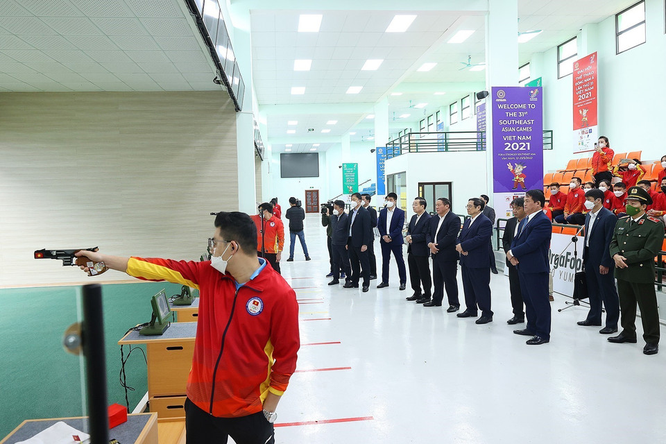 Thủ tướng Phạm Minh Chính kiểm tra công tác tập luyện môn bắn súng tại Trung tâm Huấn luyện thể thao quốc gia. (Ảnh: Dương Giang/TTXVN)