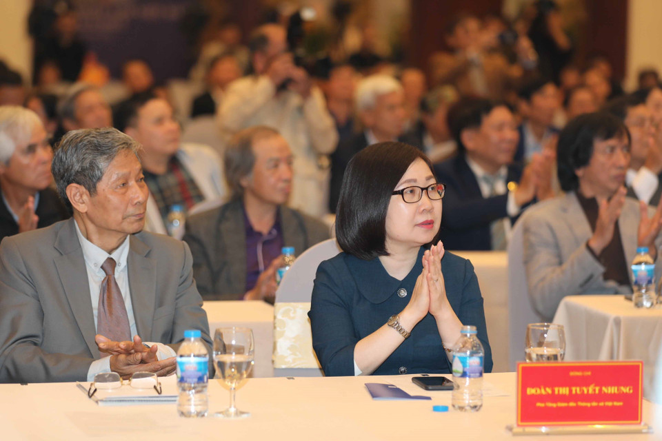 Phó Tổng giám đốc TTXVN Đoàn Thị Tuyết Nhung và nguyên Chủ tịch Hội Nghệ sĩ Nhiếp ảnh Việt Nam Chu Chí Thành tham dự lễ kỷ niệm. (Ảnh: Thanh Tùng/TTXVN)