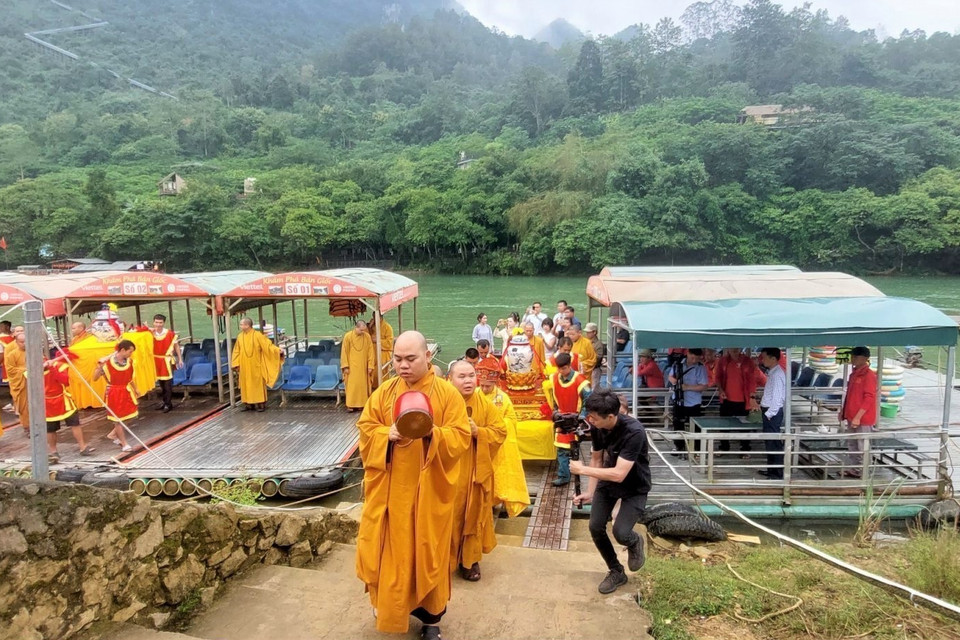 Lễ rước nước thiêng từ Thác Bản Giốc lên điện chính chùa Phật tích Trúc Lâm Bản Giốc. (Ảnh: Chu Hiệu/TTXVN.)