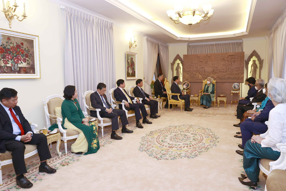 Chủ tịch Quốc hội Vương Đình Huệ và đoàn đại biểu Việt Nam yết kiến Hoàng Thái hậu Campuchia Norodom Monineath Sihanouk. (Ảnh: Doãn Tấn/TTXVN)