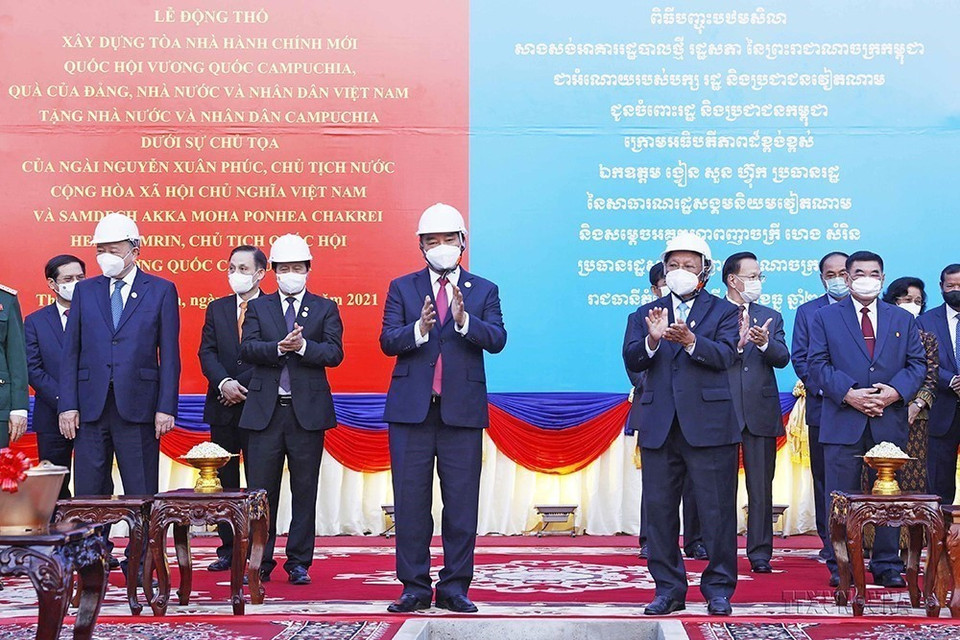 Chiều 21/12/2021, tại Phnom Penh, Chủ tịch nước Nguyễn Xuân Phúc cùng Chủ tịch Hạ viện Campuchia Samdech Akka Moha Ponhea Chakrei Heng Samrin dự Lễ động thổ xây dựng tòa nhà hành chính mới của Quốc hội Vương quốc Campuchia - quà tặng của Đảng, Nhà nước và nhân dân Việt Nam trao tặng Nhà nước và nhân dân Campuchia. (Ảnh: Thống Nhất/TTXVN)