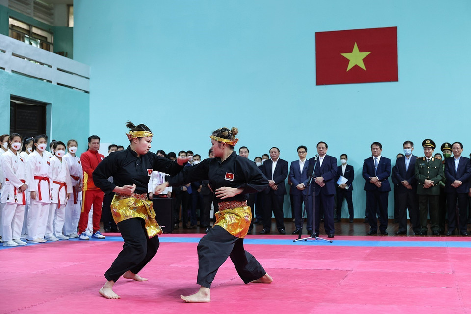 Thủ tướng Phạm Minh Chính kiểm tra công tác luyện tập tại Trung tâm Huấn luyện thể thao quốc gia. (Ảnh: Dương Giang/TTXVN)