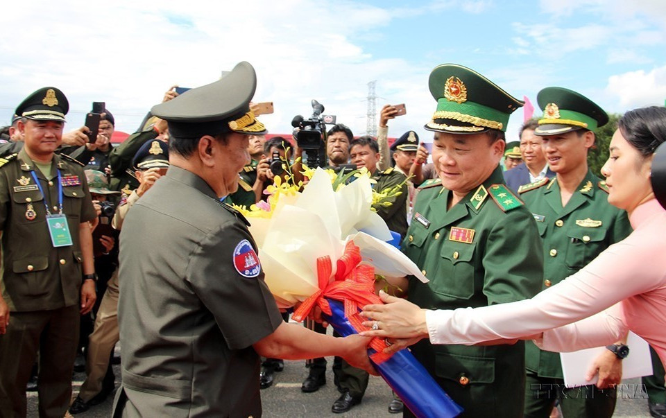 Trung tướng Hoàng Xuân Chiến, Tư lệnh Bộ đội Biên phòng Việt Nam (thứ 2 bên phải) tặng hoa đoàn đại biểu Bộ Quốc phòng Vương quốc Campuchia sang dự Chương trình giao lưu hữu nghị biên giới Việt Nam – Campuchia năm 2019. (Ảnh: Công Mạo/TTXVN)
