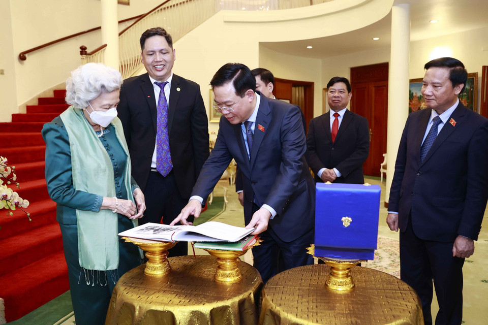 Chủ tịch Quốc hội Vương Đình Huệ và Hoàng Thái hậu Norodom Monineath Sihanouk trao đổi tặng phẩm. (Ảnh: Doãn Tấn/TTXVN)