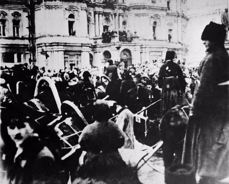 Nhân dân đổ về Quảng trường Kiev trong những ngày đầu Cách mạng năm 1917. (Ảnh: Tư liệu quốc tế/TTXVN phát)