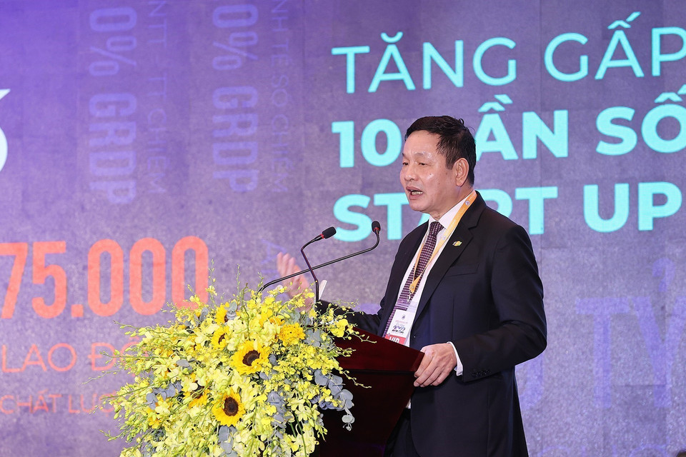 Chủ tịch Hội đồng quản trị Tập đoàn FPT Trương Gia Bình trình bày tham luận. (Ảnh: Dương Giang/TTXVN)