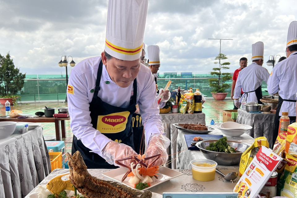 Các đầu bếp gấp rút thực hiện tác phẩm của mình. (Ảnh: Ánh Tuyết /TTXVN)