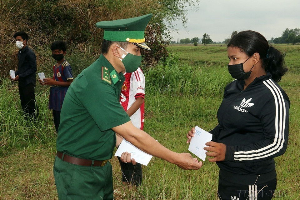 Ngày 22/2/2022, tại cột mốc 304, Đồn Biên phòng Phú Mỹ, huyện Giang Thành (Kiên Giang) trao học bổng theo chương trình “Nâng bước em đến trường” cho học sinh nghèo sinh sống trên địa bàn xã Prây Cơ Rớt, huyện Kam Pong Trach, tỉnh Kam Pot (Campuchia). (Ảnh: Lê Sen/TTXVN)