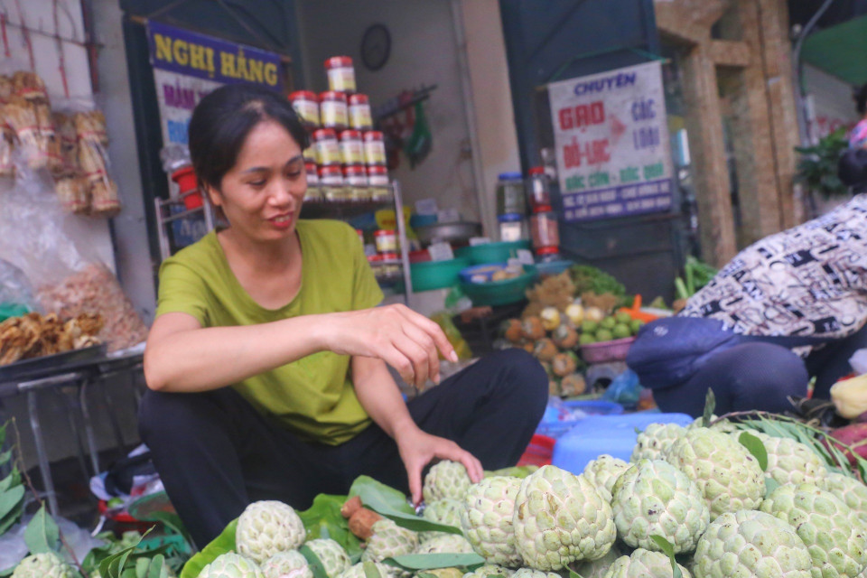 Lượng khách đi mua đồ không đông đúc như mọi năm. (Ảnh: Tuấn Đức/TTXVN)