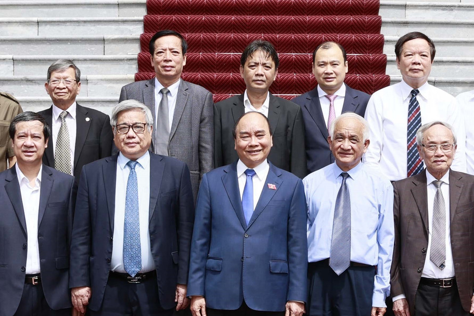 Chủ tịch nước Nguyễn Xuân Phúc với các đại biểu Hội Khoa học lịch sử Việt Nam. (Ảnh:Thống Nhất/TTXVN)