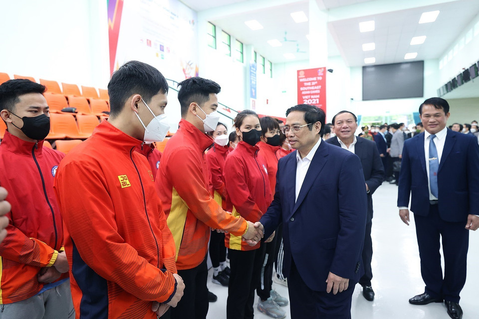 Thủ tướng Phạm Minh Chính kiểm tra công tác tập luyện môn bắn súng tại Trung tâm Huấn luyện thể thao quốc gia. (Ảnh: Dương Giang/TTXVN)