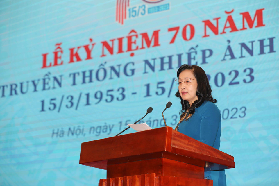 Chủ tịch Hội Nghệ sĩ Nhiếp ảnh Việt Nam Trần Thị Thu Đông đọc diễn văn kỷ niệm. (Ảnh: Thanh Tùng/TTXVN)