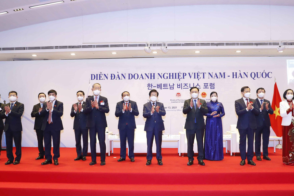 Chủ tịch Quốc hội Vương Đình Huệ và Chủ tịch Quốc hội Hàn Quốc Park Byeong-seug với các đại biểu. (Ảnh: Doãn Tấn/TTXVN)