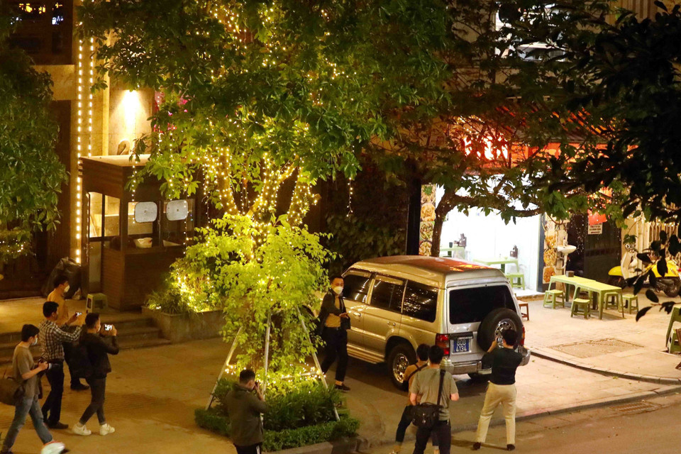 Khoảng 19h25, xe của lực lượng chức năng có mặt vào trụ sở Tân Hoàng Minh tại phố Quang Trung, phường Trần Hưng Đạo, quận Hoàn Kiếm, Hà Nội. (Ảnh: Phạm Kiên/TTXVN))