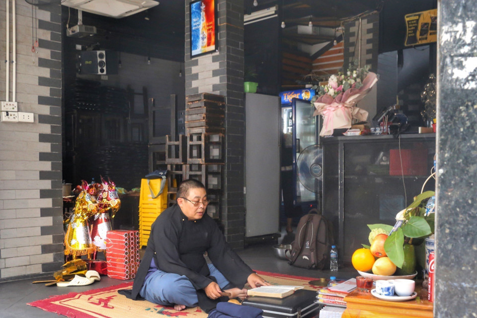 Một gia đình trên phố Lương Ngọc Quyến làm lễ cúng.(Ảnh: Tuấn Đức/TTXVN)