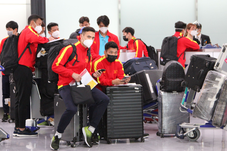Hậu vệ Văn Thanh và các cầu thủ khác đang chờ lên xe buýt ở sân bay. (Ảnh: Đào Thanh Tùng/TTXVN)