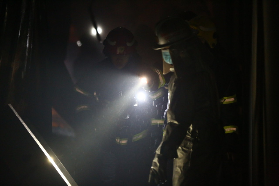 Lực lượng PCCC và CNCH, Công an thành phố Hà Nội nhanh chóng tới hiện trường xử lý đám cháy. (Ảnh: Huy Hùng/TTXVN)