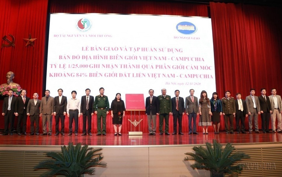 Lễ bàn giao và tập huấn sử dụng bản đồ địa hình biên giới Việt Nam - Campuchia tỷ lệ 1/25.000 cho các bộ, ngành và cơ quan Trung ương (Hà Nội, 12/11/2020). (Ảnh: Văn Điệp/TTXVN)