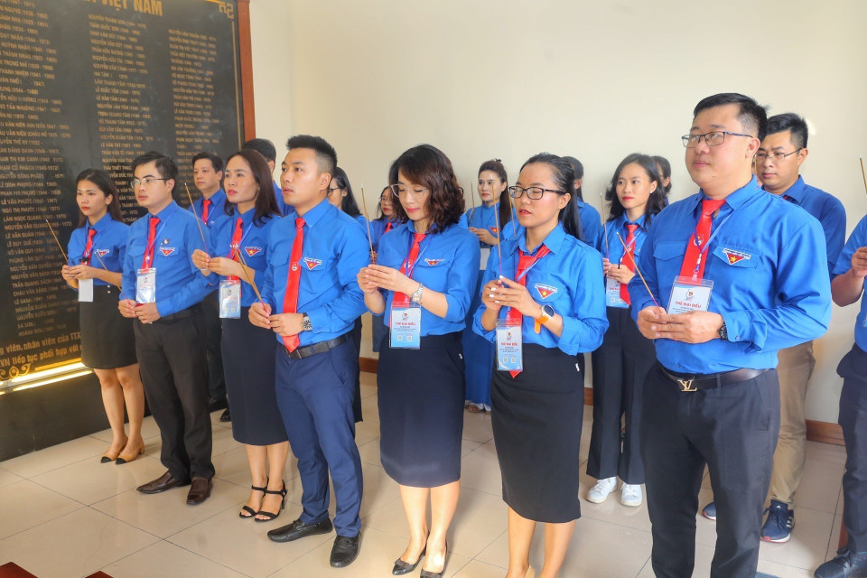 Đoàn Thanh niên TTXVN thắp hương tưởng nhớ các Liệt sỹ, nhà báo TTXVN. (Ảnh: Tuấn Đức/TTXVN)