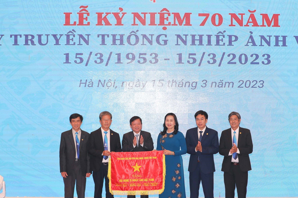 Liên hiệp các Hội Văn học Nghệ thuật Việt Nam tặng bức trướng nhân kỷ niệm 70 năm Ngày truyền thống Nhiếp ảnh Việt Nam. (Ảnh: Thanh Tùng/TTXVN)