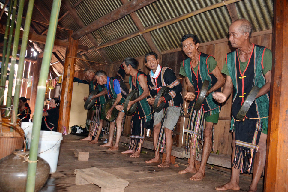 Đội đánh chiêng sẽ diễn tấu chiêng liên tục cho đến khi lễ mừng thọ kết thúc.(Ảnh: Hoài Thu/TTXVN)