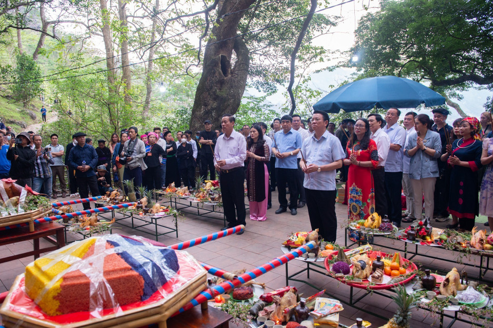 Lãnh đạo tỉnh Hà Giang, huyện Mèo Vạc và các đại biểu, nhân dân địa phương và khách du lịch dâng hương miếu Ông, miếu Bà. (Ảnh: Nam Thái /TTXVN)