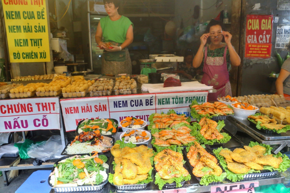 Chợ Hàng Bè, nổi tiếng với các món cỗ làm sẵn cũng được nhiều người ưa chuộng.(Ảnh: Tuấn Đức/TTXVN)