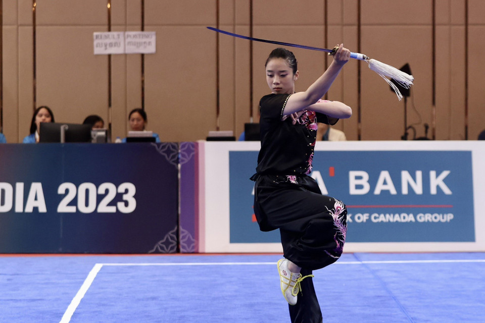 Dương Thúy Vi biểu diễn nội dung kiếm thuật nữ. (Ảnh: Hoàng Linh/TTXVN)