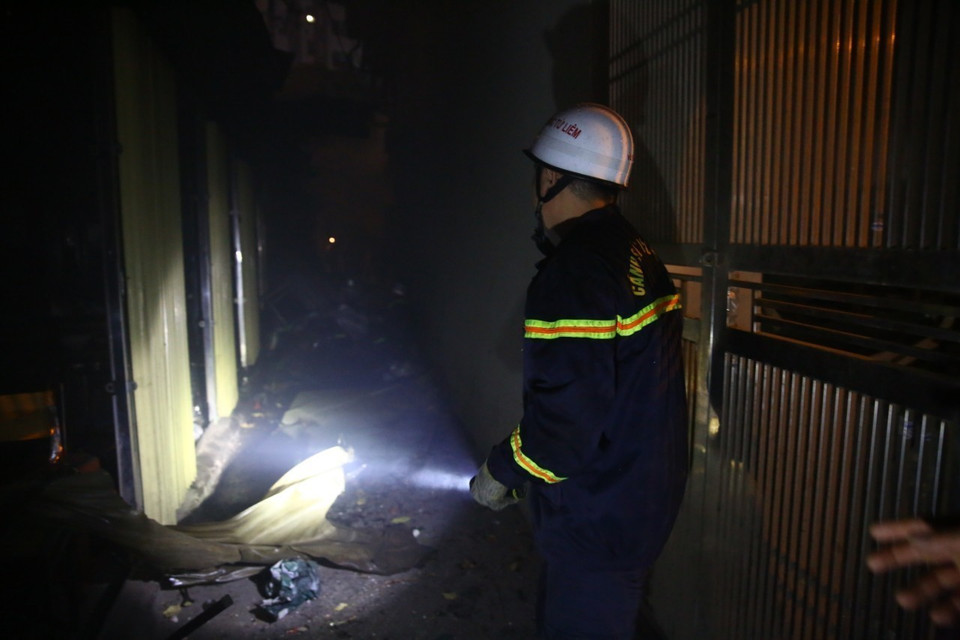 Lực lượng PCCC và CNCH, Công an thành phố Hà Nội nhanh chóng tới hiện trường xử lý đám cháy. (Ảnh: Huy Hùng/TTXVN)