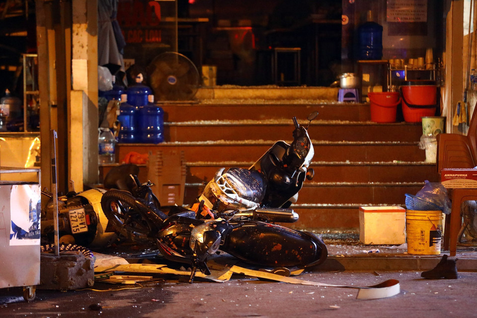 Một đôi giày của nạn nhân rơi tại hiện trường vụ cháy. (Ảnh: Huy Hùng/TTXVN)