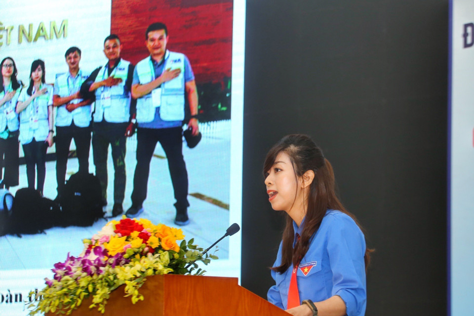 Đồng chí Nguyễn Khánh Hòa, Phó Bí thư Chi đoàn Ban Biên tập Ảnh trình bày tham luận tại Đại hội. (Ảnh: Tuấn Đức/TTXVN)