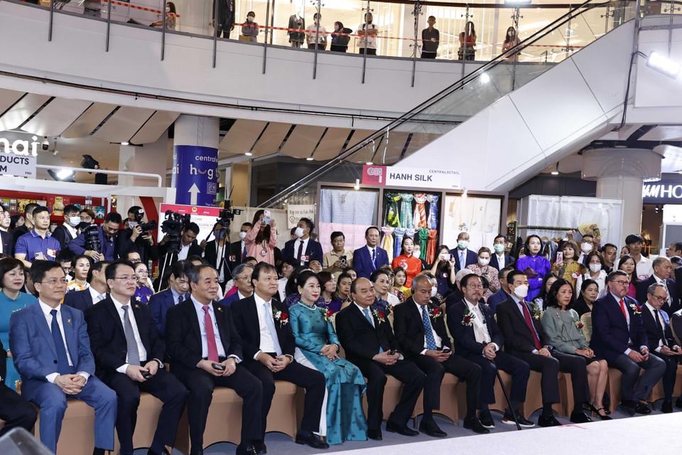 Chủ tịch nước Nguyễn Xuân Phúc và Phu nhân đến dự khai trương Tuần lễ hàng Việt Nam tại Thái Lan. (Ảnh: Thống Nhất/TTXVN)