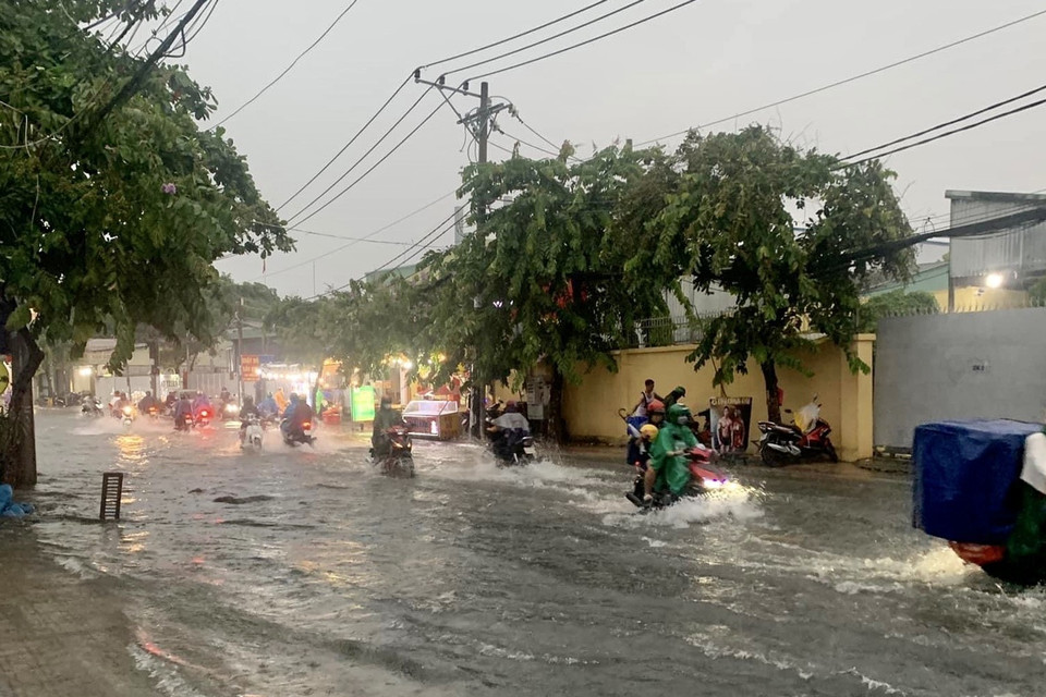 Đường Lê Văn Thọ (quận Gò Vấp) mênh mông nước.(Ảnh: Hồng Giang/TTXVN)