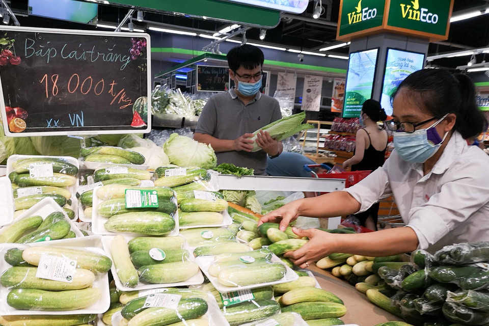 Người dân cần yên tâm về nguồn hàng hóa tại các siêu thị và nên chia khung thời gian khác nhau trong ngày để đi mua sắm, tránh tập trung đông người. (Ảnh: Thanh Tùng/TTXVN)