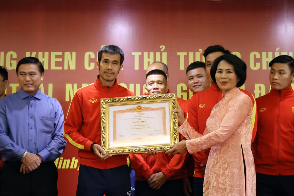 Thừa ủy quyền của Thủ tướng Chính phủ, lãnh đạo Tổng cục Thể dục Thể thao trao Bằng khen của Thủ tướng Chính phủ cho đội tuyển Futsal Việt Nam. (Ảnh: Tiến Lực/TTXVN)