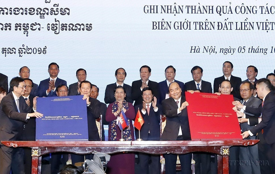 Thủ tướng Nguyễn Xuân Phúc và Thủ tướng Hun Sen chứng kiến Lễ ký Phụ lục bản đồ đính kèm Nghị định thư Phân giới cắm mốc biên giới đất liền giữa Việt Nam và Campuchia (5/10/2019). (Ảnh: Thống Nhất /TTXVN)