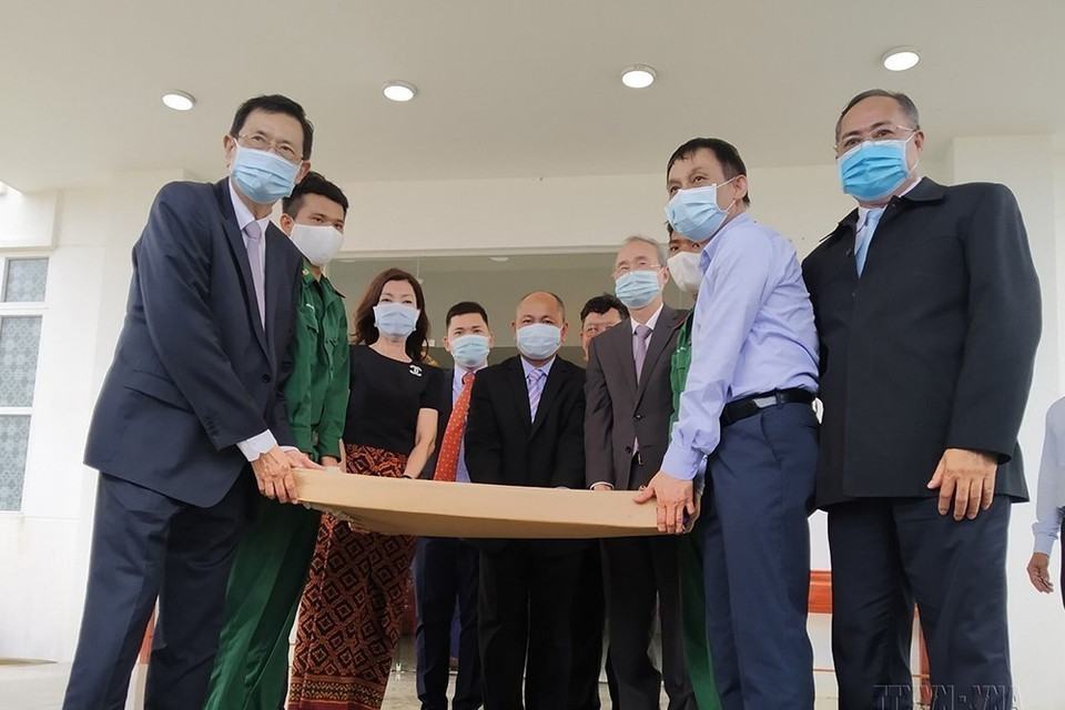 Thứ trưởng Bộ Ngoại giao Việt Nam Lê Hoài Trung và Bộ trưởng Cao cấp phụ trách công tác biên giới Campuchia Var Kim Hong giao nhận bản đồ địa hình biên giới tỷ lệ 1/25.000 giữa hai nước (ngày 1/8/2020). (Ảnh: TTXVN )