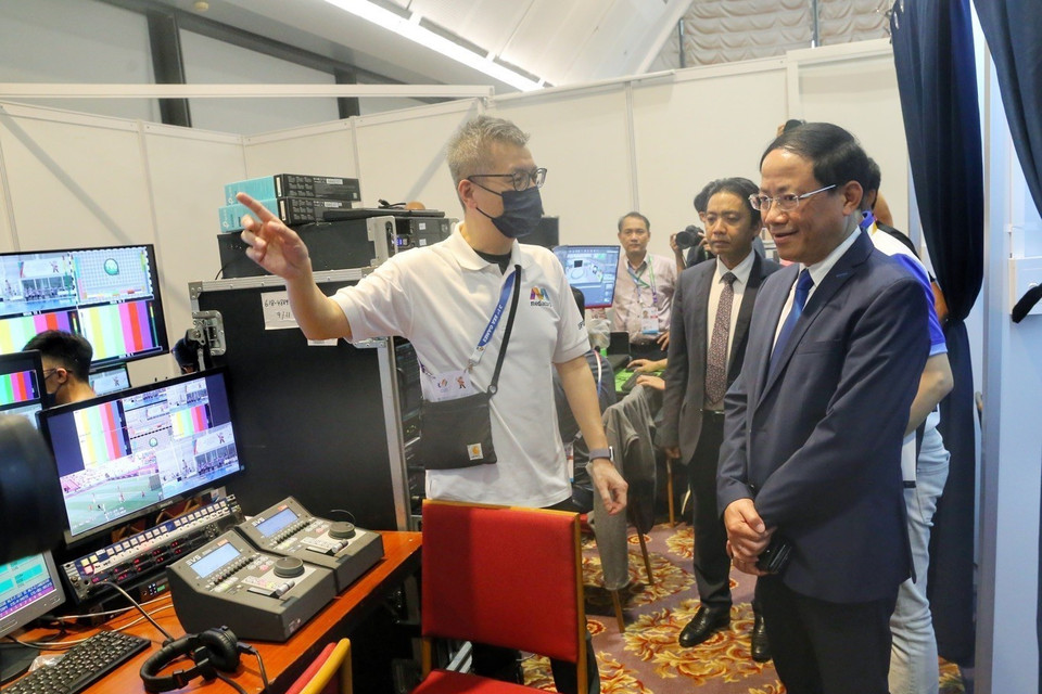 Các đại biểu tham quan phòng điều hành của Đài Truyền hình Singapore. (Ảnh: Tuấn Đức/ TTXVN)