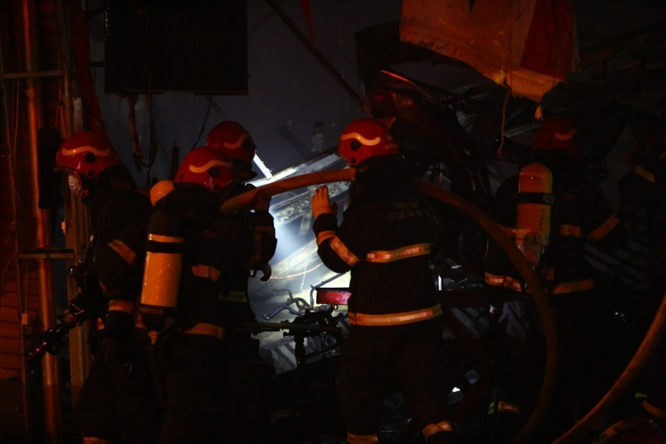 Lực lượng PCCC và CNCH, Công an thành phố Hà Nội nhanh chóng tới hiện trường xử lý đám cháy. (Ảnh: Huy Hùng/TTXVN)