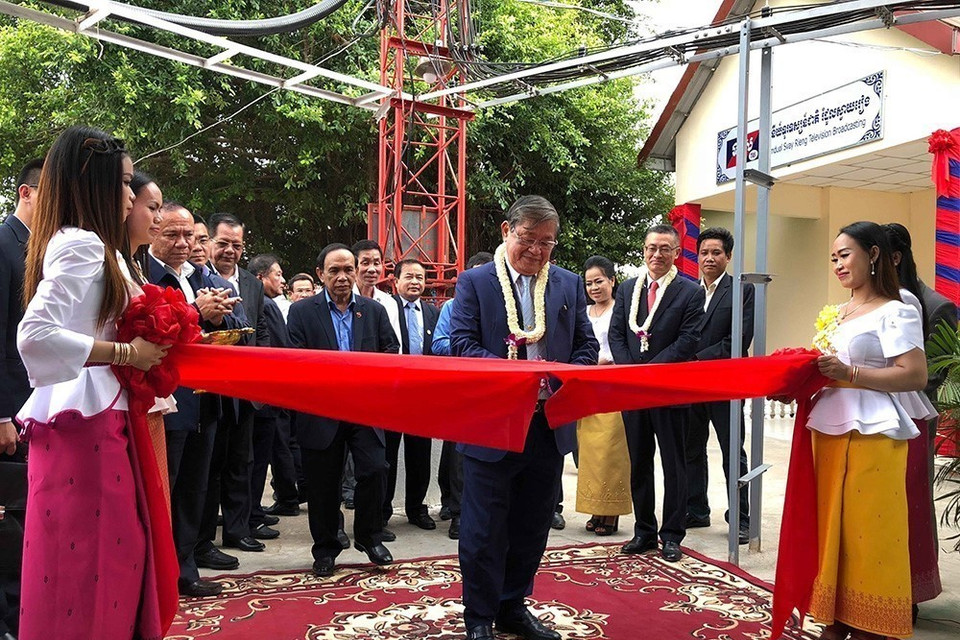 Lễ khánh thành Đài phát sóng truyền hình tỉnh Svay Rieng của Campuchia, quà tặng của Chính phủ Việt Nam dành cho nước bạn Campuchia, do Đài Tiếng nói Việt Nam (VOV) chịu trách nhiệm thi công, lắp đặt (10/4/2018). (Ảnh: Chanh Đa/TTXVN)