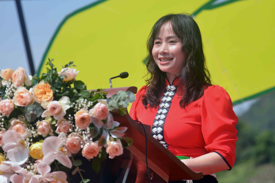 Phó Chủ tịch UBND huyện Mộc Châu Nguyễn Thị Hoa phát biểu khai mạc Ngày hội hái quả mận hậu Mộc Châu năm 2023. (Ảnh: Quang Quyết/TTXVN)