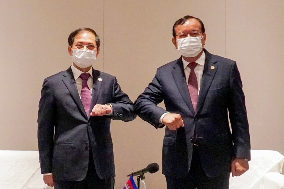 Bộ trưởng Ngoại giao Bùi Thanh Sơn gặp song phương Phó Thủ tướng, Bộ trưởng Ngoại giao và Hợp tác quốc tế Campuchia Prak Sokhonn nhân dịp tham dự Hội nghị đặc biệt Bộ trưởng Ngoại giao ASEAN - Trung Quốc và Hội nghị Bộ trưởng hợp tác Mekong - Lan Thương lần thứ 6, tại Trùng Khánh, Trung Quốc (ngày 7/6/2021). (Ảnh: TTXVN phát)