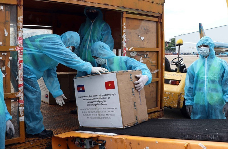 Lễ tiếp nhận lô hàng do Campuchia gửi tặng hỗ trợ Thành phố Hồ Chí Minh phòng, chống dịch COVID-19 (19/7/2021). (Ảnh: Xuân Khu/TTXVN)