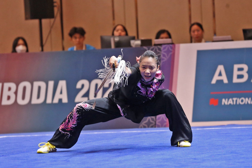 Dương Thúy Vi biểu diễn nội dung kiếm thuật nữ. (Ảnh: Hoàng Linh/TTXVN)