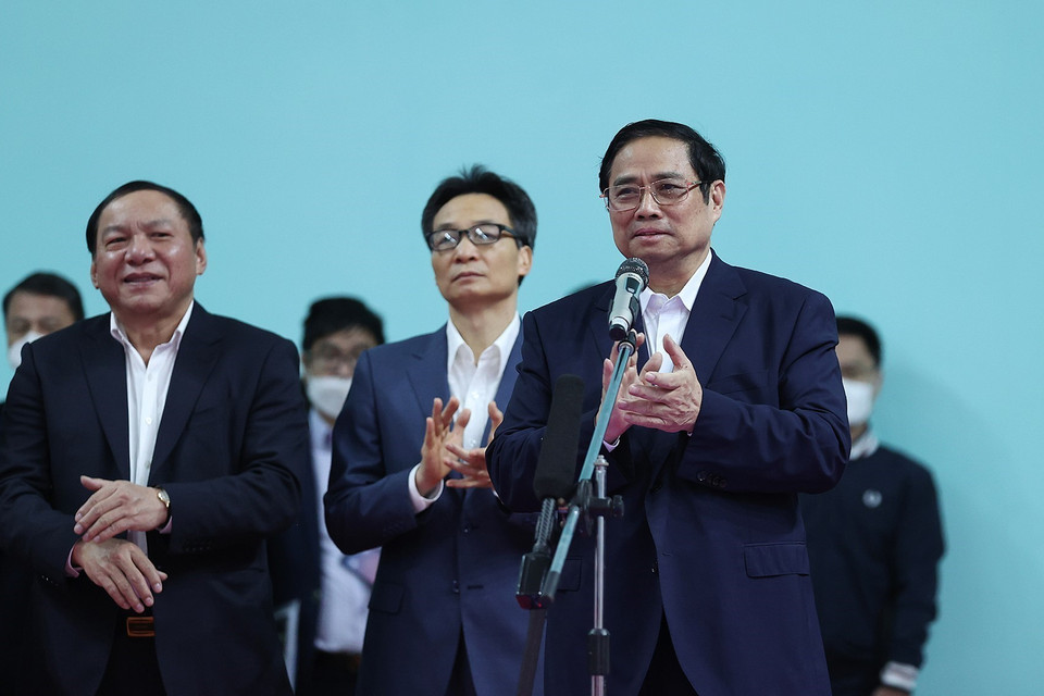 Thủ tướng Phạm Minh Chính động viên các huấn luyện viên và vận động viên đang tập luyện chuẩn bị tại Trung tâm Huấn luyện thể thao quốc gia. (Ảnh: Dương Giang/TTXVN)